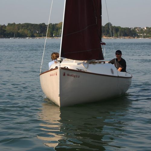 Barca a vela daysailer - SKELLIG 3SLOOP - Plasmor - tradizionale / con 2 cuccette / trasportabile