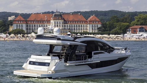Motor-yacht sportivo - 650 SKYDECK - Galeon - con fly / con 4 cabine