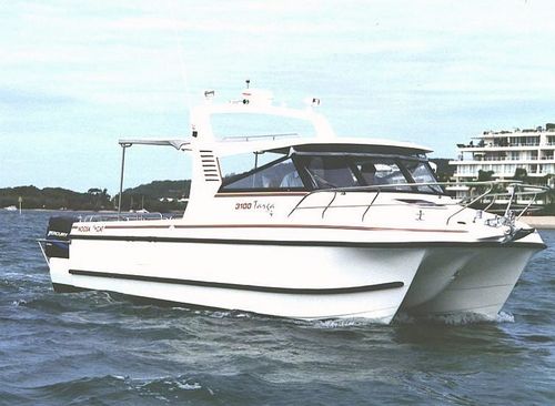 Cabinato catamarano - 3100 - Noosa Cat Australia - fuoribordo / diesel / con 2 cuccette