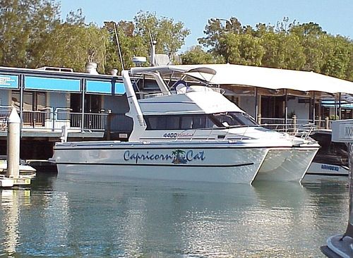 Cabinato catamarano - 4400 FLYBRIDGE EXT.CABIN - Noosa Cat Australia - entrobordo / diesel / con fly