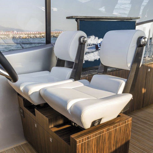 Sedile pilota - P 451 Flybridge - Besenzoni SpA - per barca / regolabile / elettrico