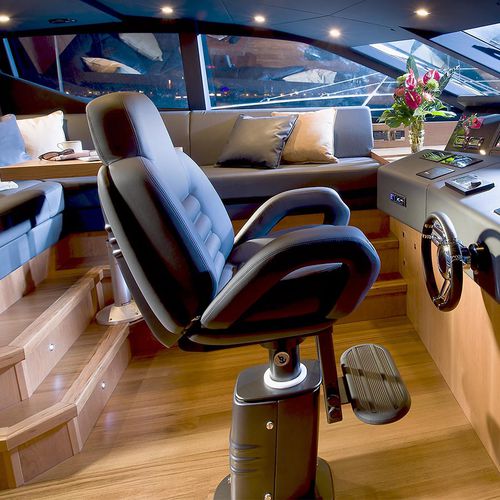 Sedile pilota - P 416 A PRESIDENT AUTOMATIC  - Besenzoni SpA - per yacht / con braccioli / regolabile