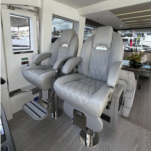 Sedile pilota - P 442 F SEAGULL FISSA - Besenzoni SpA - per yacht / con braccioli / regolabile