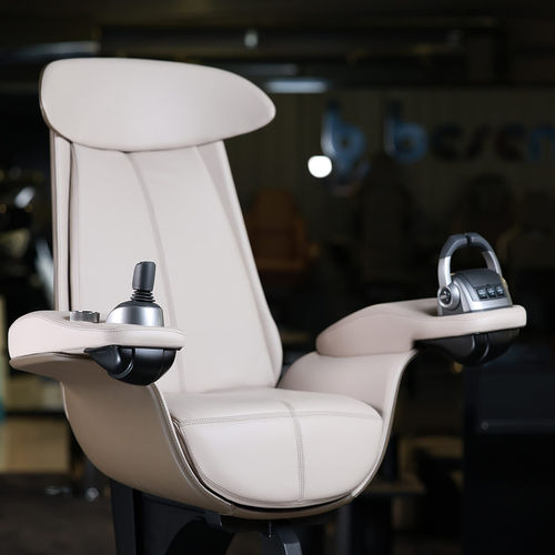 Sedile pilota - P 470 A Manta comfort - Besenzoni SpA - per barca / per yacht / con braccioli