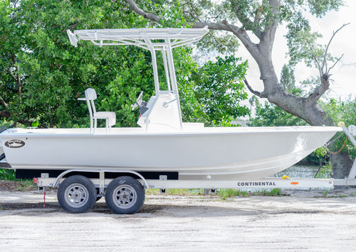 Bay boat fuoribordo - 218 - Dusky Marine - con console centrale / open / da pesca sportiva