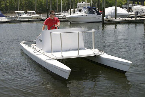 Barca open catamarano - 24′ LAUNCH - Wintech Racing - fuoribordo / con console centrale / max. 8 persone
