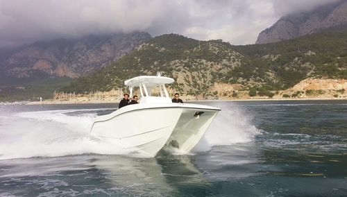 Cabin-cruiser catamarano - 30′ Sport Fisher  - Hysucat - fuoribordo / bimotore / hard-top