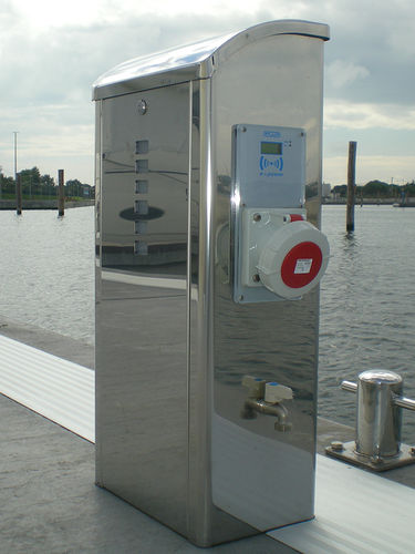 Colonnina con illuminazione incorporata - S700-XL - Plus Marine - di distribuzione elettrica / di distribuzione di acqua / per pontile