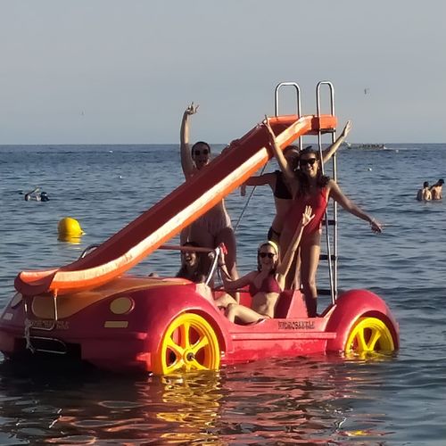 Pedalò 4 posti - HIDROBEETLE - AVENTURAS AQUATICAS - LA NORIA - in polietilene / con scivolo / a motore