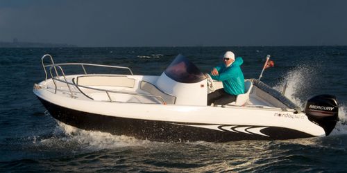 Barca open fuoribordo - 540 SD - Moonday Yachts - con console laterale / sportiva / con prendisole