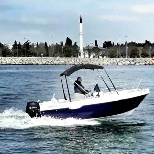 Barca open fuoribordo - 480 FISHER  - Moonday Yachts - con console centrale / da pesca sportiva / con prendisole