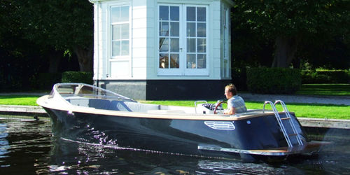 Tender per yacht entrobordo - 27 TRENDER - Moonday Yachts - con console centrale / open / con prendisole