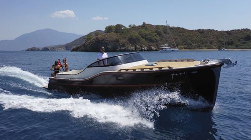Cabin-cruiser entrobordo - 31 BOSPHORUS LE - Moonday Yachts - open / con prendisole / per ponte in tek