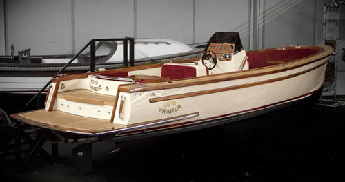 Runabout entrobordo - 31 TRENDER - Moonday Yachts - open / con console centrale / tradizionale