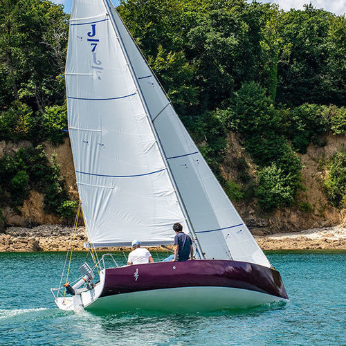 Barca a vela daysailer - J/7 - J Composites / J Boats - open / in fibra di vetro / rimorchiabile