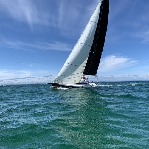Barca a vela con chiglia da regata - Django 8S - Marée Haute - da regata d'altura / con 2 cabine / con 4 cuccette