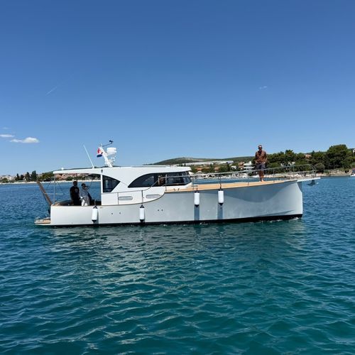 Cabinato entrobordo - Power 39 - Enavigo Yachts - hard-top / in legno / con 2 cabine
