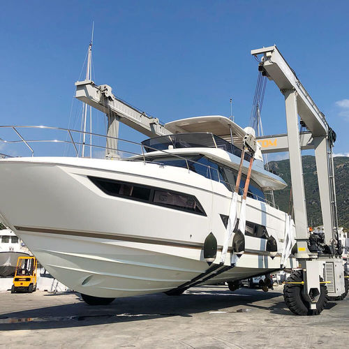 Travel lift controllato a distanza - BHT 60 - ABI TRAILERS - a forma di U / quattro ruote motrici / elettrico