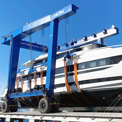 Travel lift controllato a distanza - BHT 300 - ABI TRAILERS - a forma di U / quattro ruote motrici / elettrico