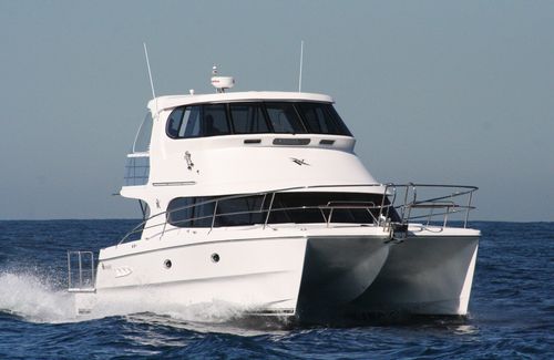 Cabinato catamarano - V1250 Conquest - Voyager Catamarans - entrobordo / con fly chiuso / da pesca sportiva
