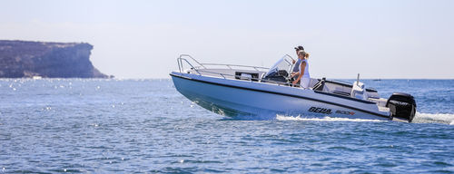 Barca open fuoribordo - 600 R - Bella Boats Oy - con console centrale / da sci nautico / da pesca sportiva