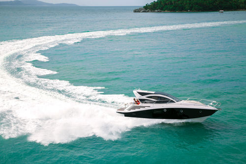 Cabinato entrobordo - F400 GRAN COUPÉ - FIBRAFORT BOATS BRAZIL - hard-top / max. 14 persone / con 2 cabine