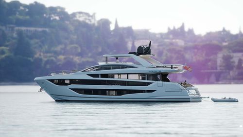 Motor-yacht sportivo - 82 - Pearl Motor Yachts Limited - con fly / raised pilothouse / con 4 cabine