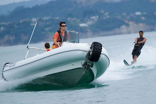 Gommone fuoribordo - 7.1M - Sealegs International Limited - semirigido / con console centrale / open