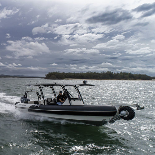Gommone fuoribordo - HYDRASOL 9.0M - Sealegs International Limited - bimotore / semirigido / con console centrale