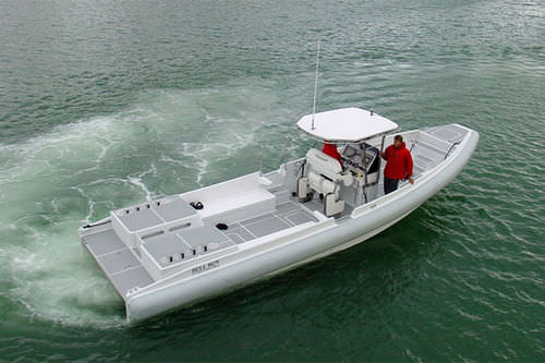 Gommone entrobordo - T/T Battered Bull - McMullen & Wing - semirigido / con console centrale / da immersione