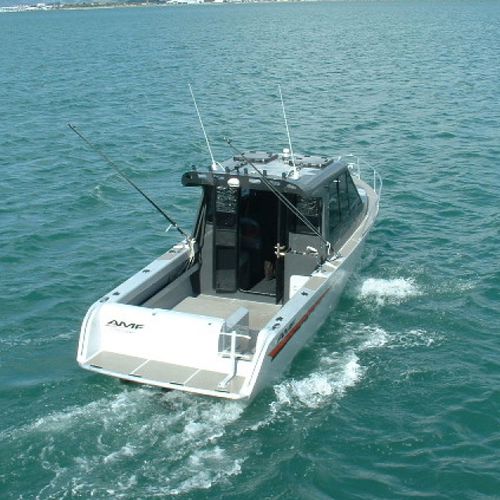 Cabin-cruiser entrobordo - Cobra 750 - AMF Boat Company - hard-top / con cockpit chiuso / da pesca sportiva