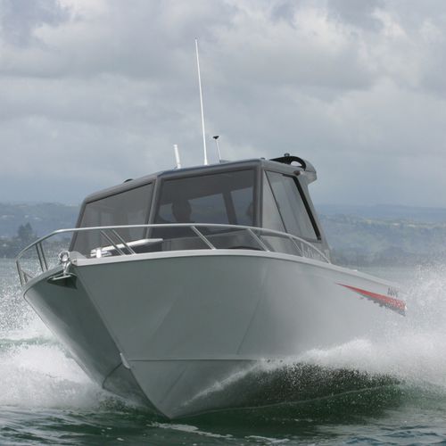 Cabin-cruiser entrobordo - Cobra 850 - AMF Boat Company - hard-top / con cockpit chiuso / da pesca sportiva