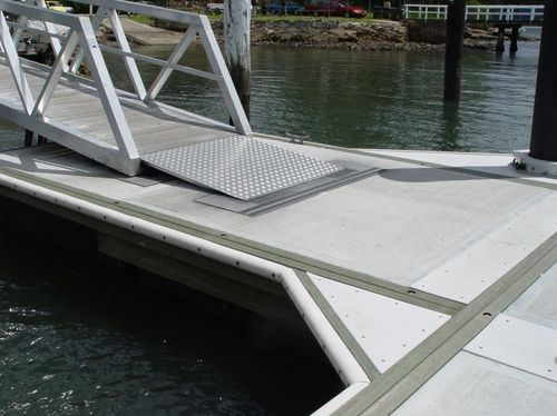Rivestimento per pontile in calcestruzzo - Marina Dock Systems