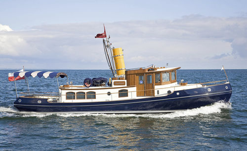 Motor-yacht tradizionale - CLASSIC 58 - CONRAD S.A. - con cabina di pilotaggio / dislocante / in acciaio