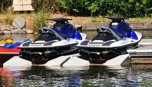 Pontile galleggiante - WavePort - Hewitt Boats Lifts and Docks - per ormeggio a secco di jet-ski / per marina / in polietilene