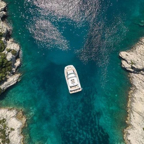 Motor-yacht catamarano - M8 - Prestige Yachts - da crociera / con fly / entrobordo