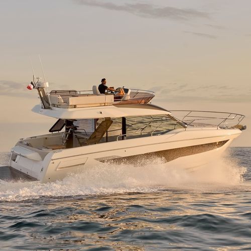 Cabinato entrobordo - F4.3 - Prestige Yachts - bimotore / dislocante / con fly