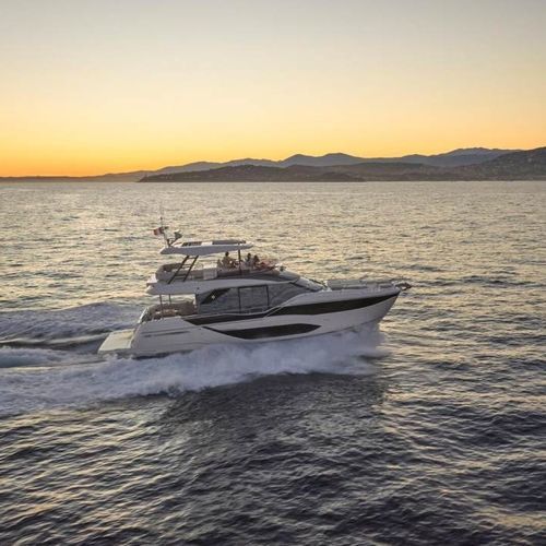 Motor-yacht con fly - F5.7 - Prestige Yachts - da crociera / hard-top / entrobordo