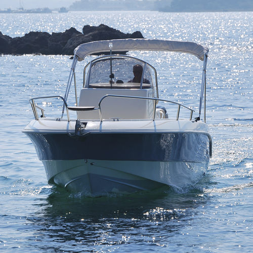 Barca open fuoribordo - BRAVA 25  - Mingolla Cantiere Nautico srl - con console centrale / max. 10 persone / con prendisole