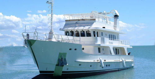 Motor-yacht da crociera - M/Y Veronika - Inace - explorer / con cabina di pilotaggio / dislocante