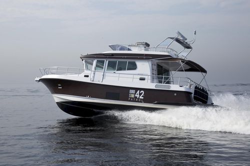 Cabinato entrobordo - 42 - Linex-Boat Oy - bimotore / con fly / con cabina di pilotaggio