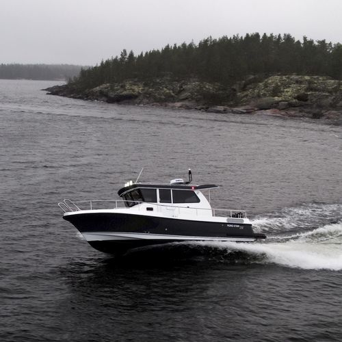 Cabinato entrobordo - 28+ - Linex-Boat Oy - con cabina di pilotaggio / max. 8 persone / con 2 cabine