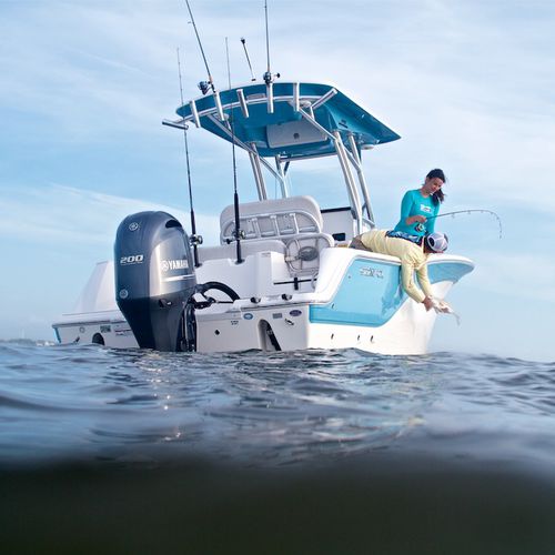 Barca open fuoribordo - 228 COMMANDER - Sea Fox Boats - con console centrale / da pesca sportiva / max. 8 persone