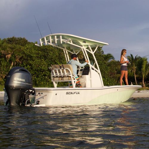 Bay boat fuoribordo - 220 VIPER - Sea Fox Boats - con console centrale / da pesca sportiva / max. 8 persone