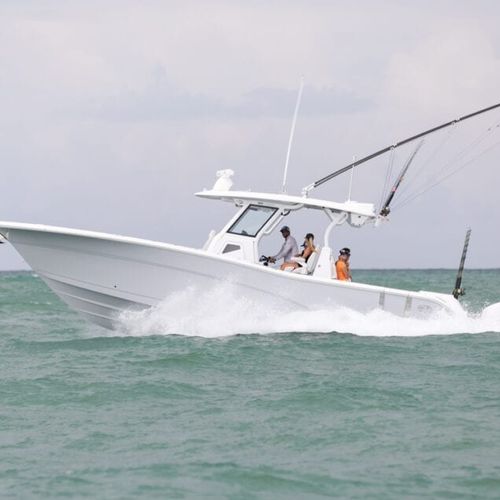 Barca open fuoribordo - 368 COMMANDER - Sea Fox Boats - trimotore / con console centrale / da pesca sportiva