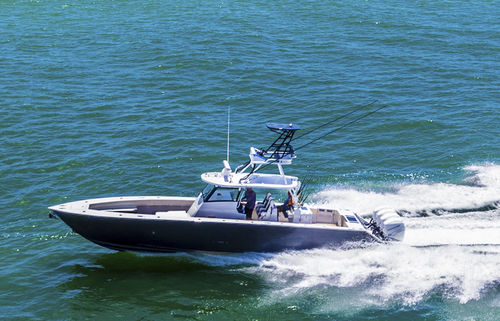 Barca open fuoribordo - 42 FEARLESS - Metal Shark Aluminum Boats - quadrimotore / con console centrale / con fly