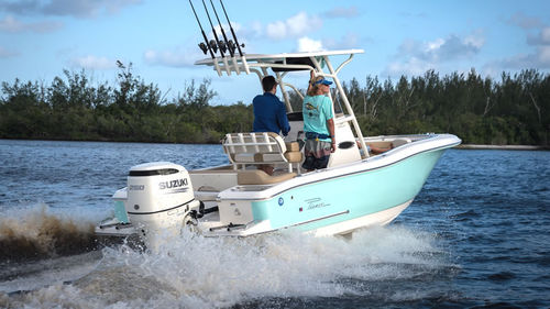 Barca open fuoribordo - Islander 222 - PIONEER BOATS - con console centrale / per la pesca / max. 10 persone