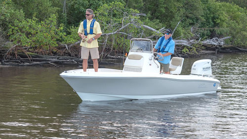 Bay boat fuoribordo - BAY SPORT 175 - PIONEER BOATS - con console centrale / open / da pesca sportiva