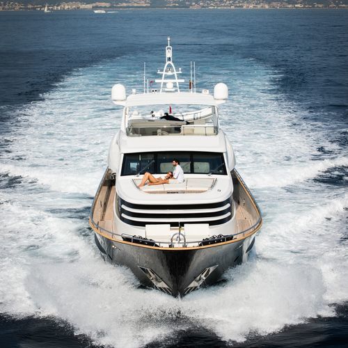 Motor-yacht da crociera - MR MAVERICK - Van der Valk Shipyard - tradizionale / con fly / con 4 cabine