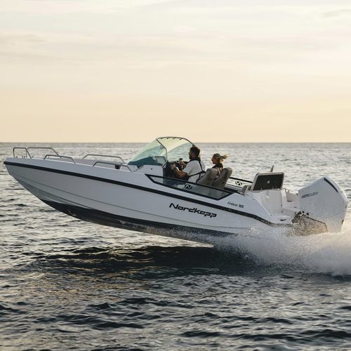 Barca open fuoribordo - ENDURO 705 - Nordkapp Boats - ibrida / con console centrale / bow-rider